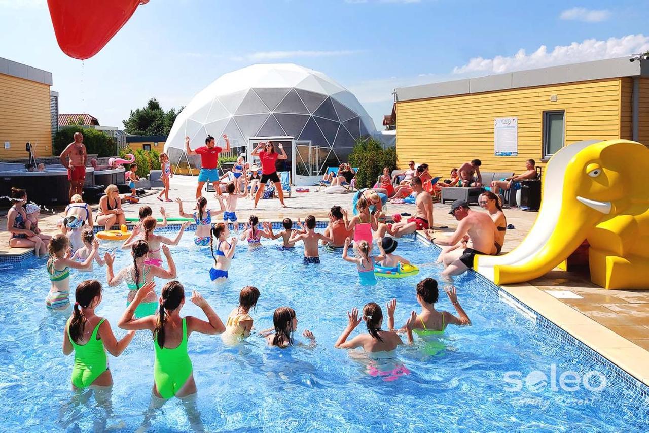 Soleo Family Resort - Domki 3 Min Od Morza - 3 Baseny, 4 Jacuzzi, Sauna, Animacje, Malpi Gaj, 3 Sale Zabaw, 4 Place Zabaw, 2 Restauracje Rewal Exteriör bild