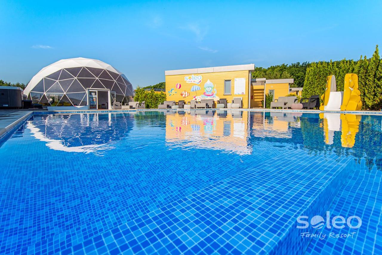 Soleo Family Resort - Domki 3 Min Od Morza - 3 Baseny, 4 Jacuzzi, Sauna, Animacje, Malpi Gaj, 3 Sale Zabaw, 4 Place Zabaw, 2 Restauracje Rewal Exteriör bild